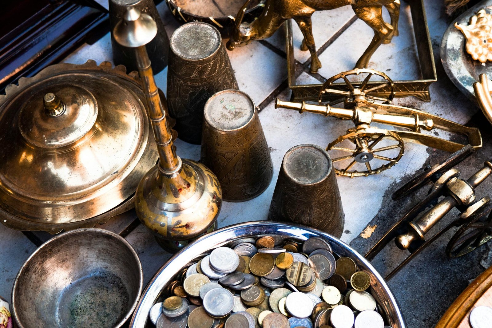 Why antique lovers are hooked on online auctions